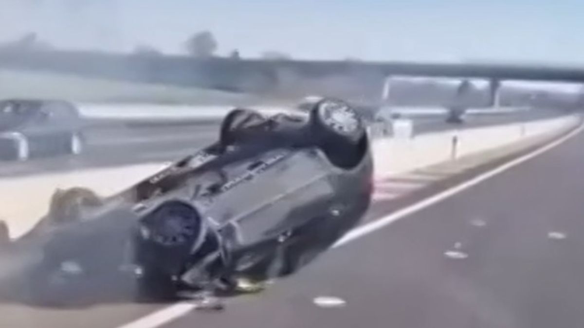 Schianto spaventoso, auto si ribalta in tangenziale: code lunghissime e traffico in tilt Schianto spaventoso, auto si ribalta in tangenziale: code lunghissime e traffico in tilt