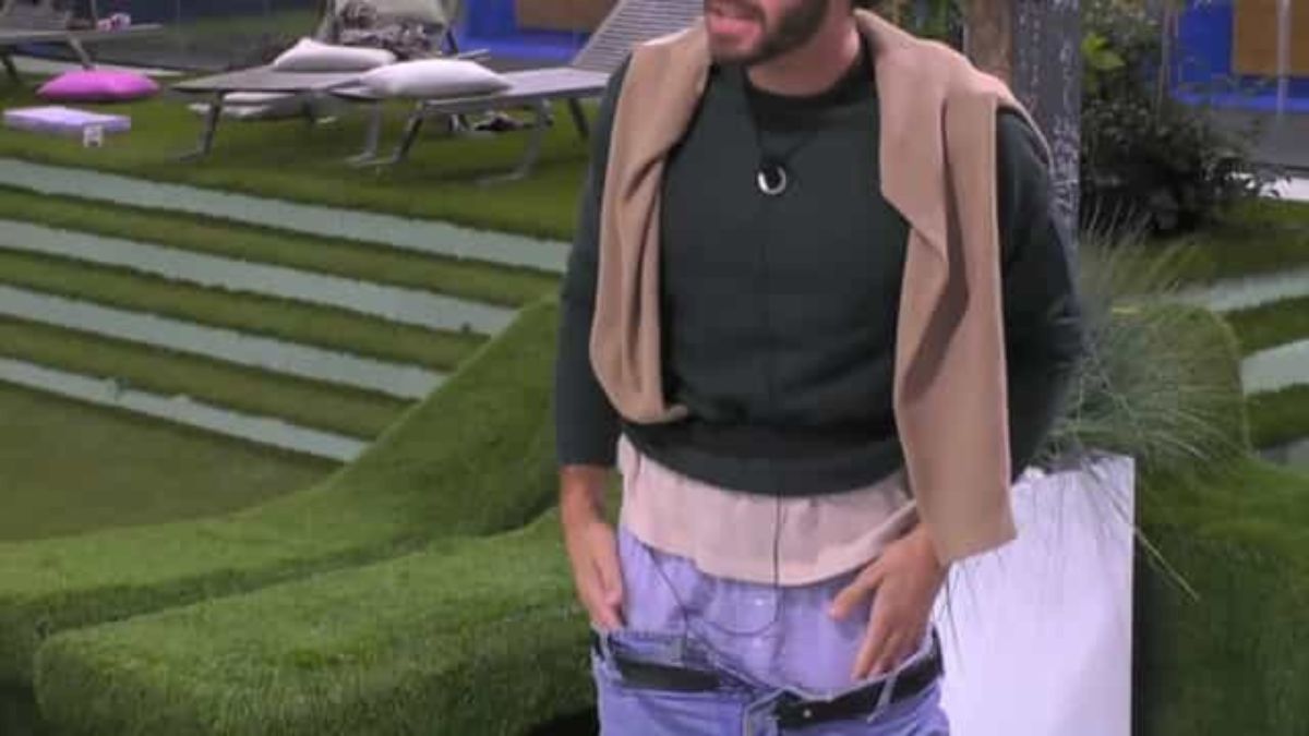 “Si è abbassato i pantaloni”. Caos al Grande Fratello, quel gesto poi la rissa: conseguenze pesanti in arrivo