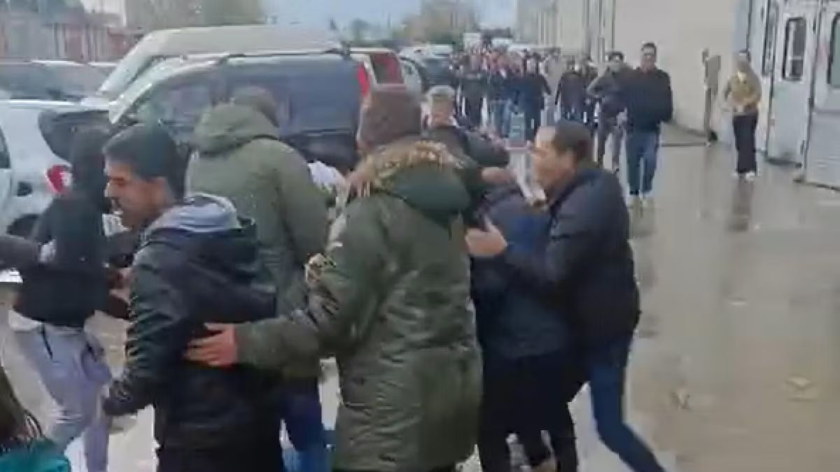 Assalto agli operai in protesta a Prato, in 20 escono dal capannone e picchiano anche agenti Digos