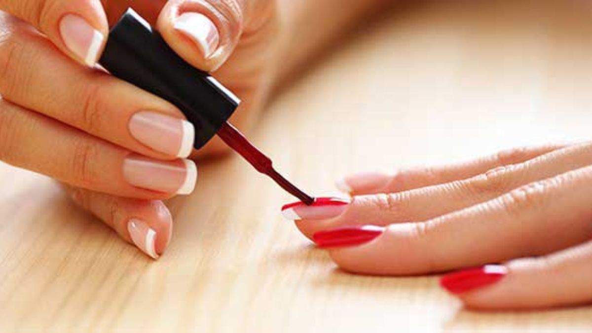 “Rischio altissimo, scatta il divieto”. Addio gel e smalto alle unghie: cosa hanno scoperto