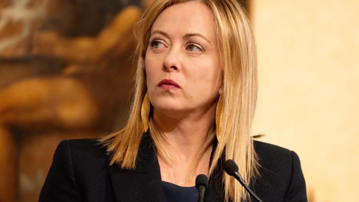 “Caciottara”. Il vip italiano contro Giorgia Meloni: insulto shock, si scatena di tutto “Caciottara”. Il vip italiano contro Giorgia Meloni: insulto shock, si scatena di tutto