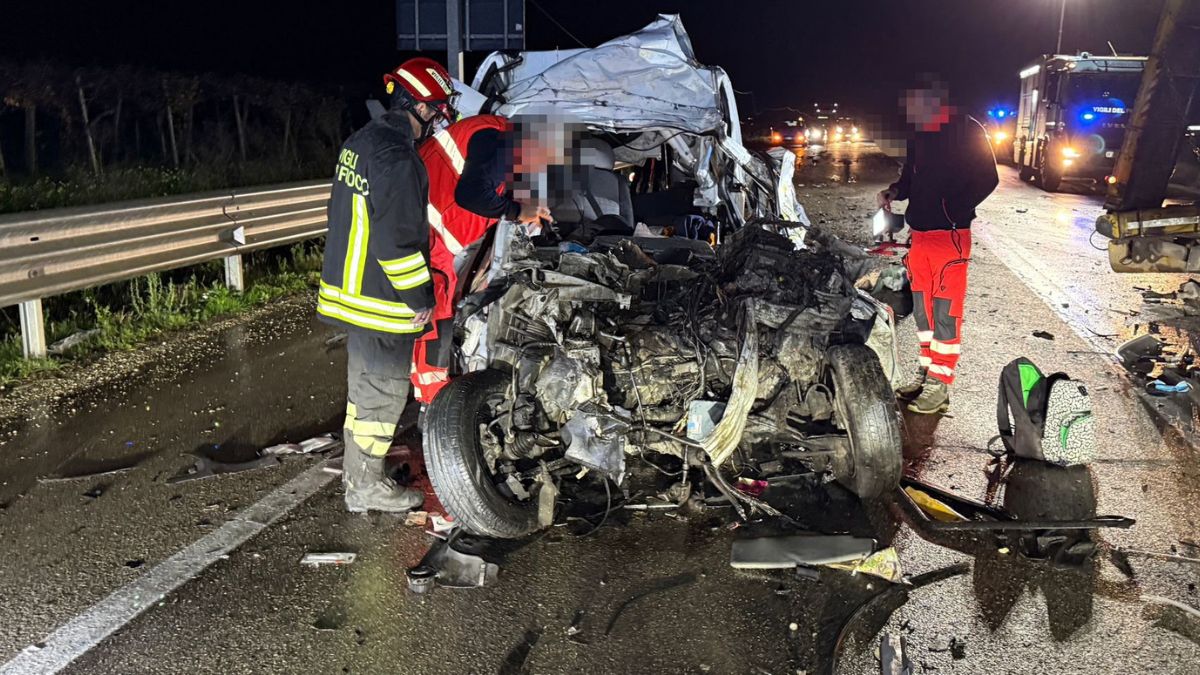“Morti sul colpo”. Frontale spaventoso in Italia, il bilancio è tremendo: impatto devastante