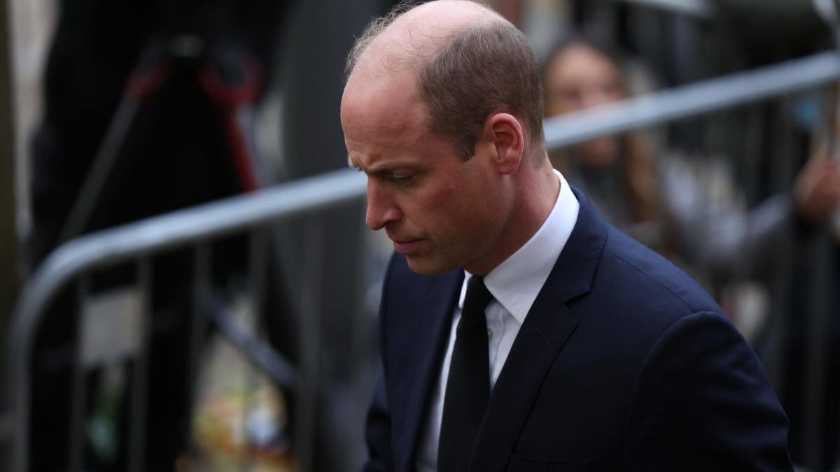 “Caduto dal settimo piano”. William in lacrime, tragedia improvvisa: Royal Family sotto shock