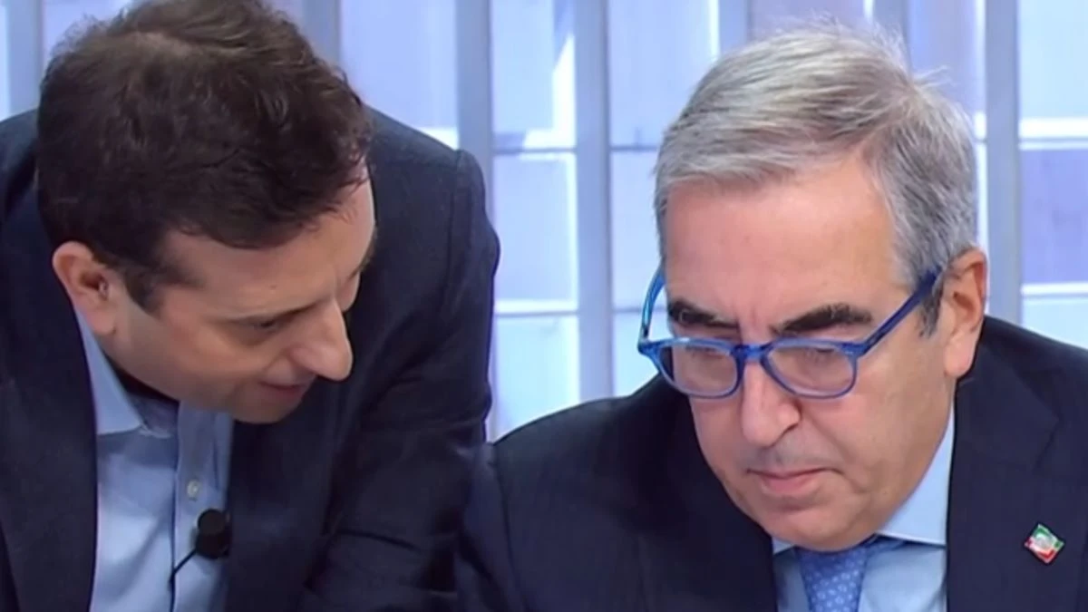 “Sottovoce…”: David Parenzo e Maurizio Gasparri beccati così, in diretta. Esplode il caso “Sottovoce…”: David Parenzo e Maurizio Gasparri beccati così, in diretta. Esplode il caso