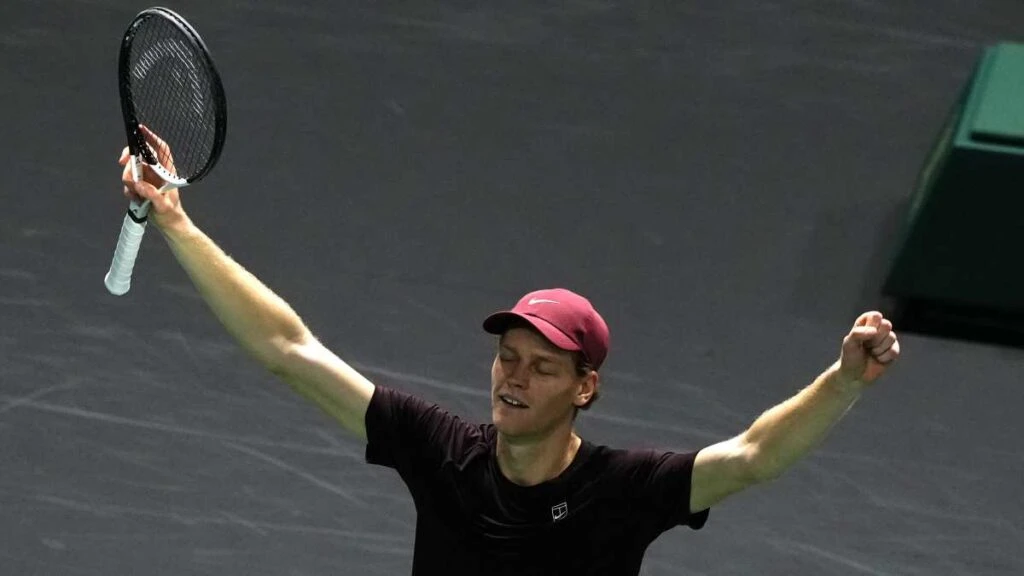 Jannik Sinner durante il Masters 1000 di Parigi-Bercy