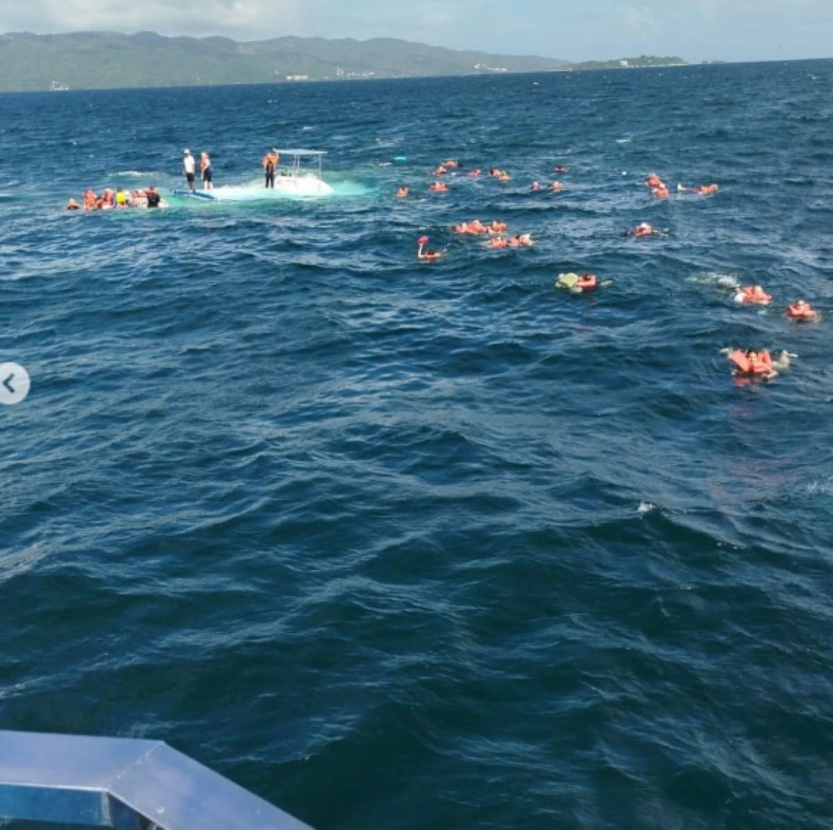 Immagine dell’incidente con i passeggeri in mare