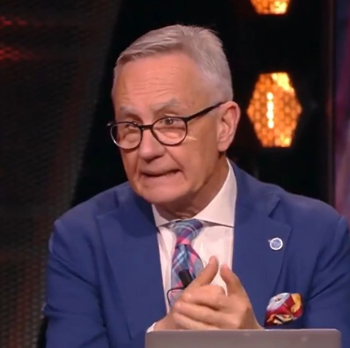 Il generale Luciano Garofano durante un'intervista televisiva