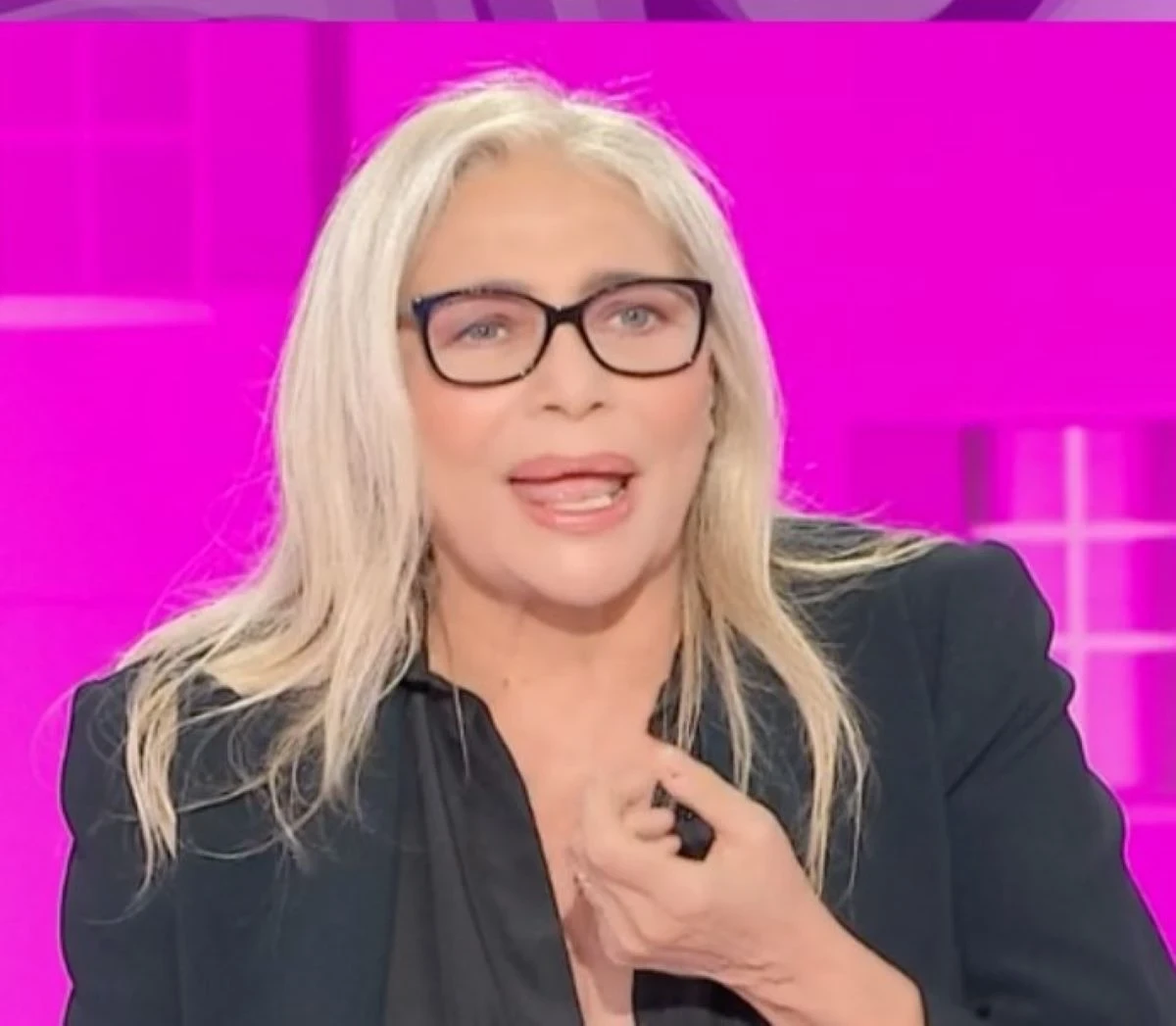 Mara Venier sorridente nello studio di Domenica In