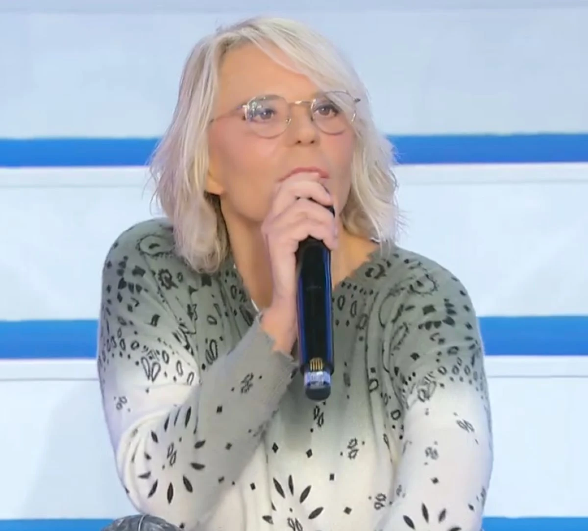 Maria De Filippi durante una puntata di Uomini e Donne
