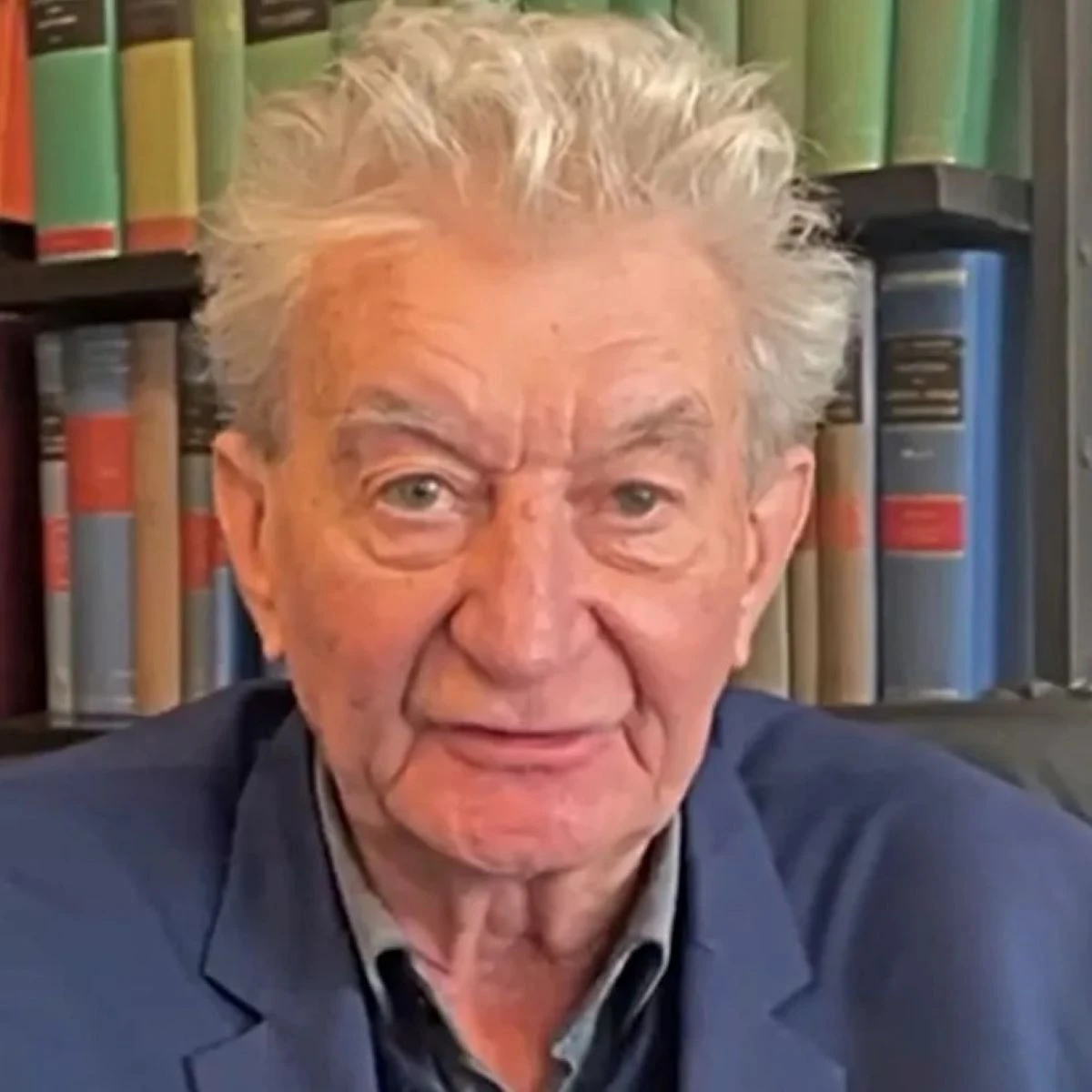 Massimo Lovati in primo piano durante un'intervista