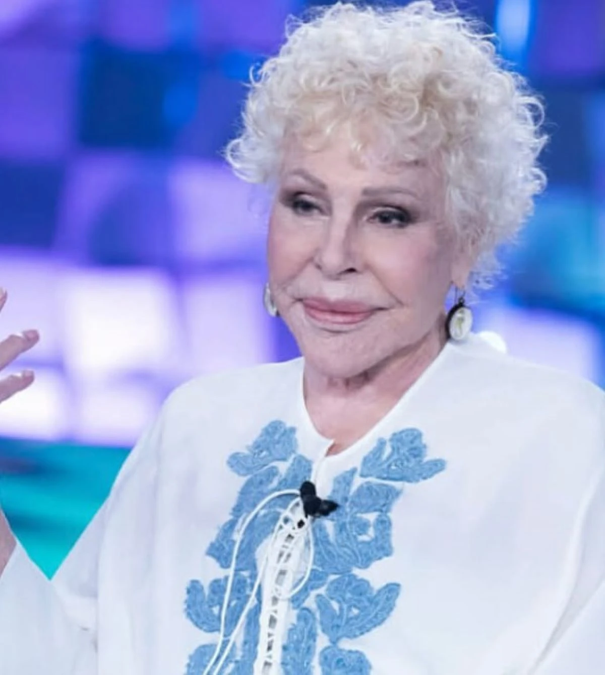 Ornella Vanoni durante un'esibizione