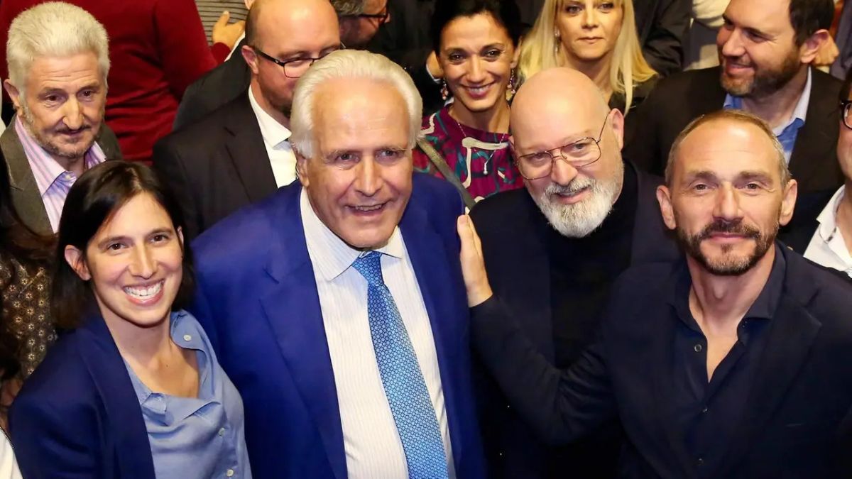 “Non sapete chi sono io!”. Patente ritirata alla sua fedelissima, interviene il leader politico: è polemica “Non sapete chi sono io!”. Patente ritirata alla sua fedelissima, interviene il leader politico: è polemica