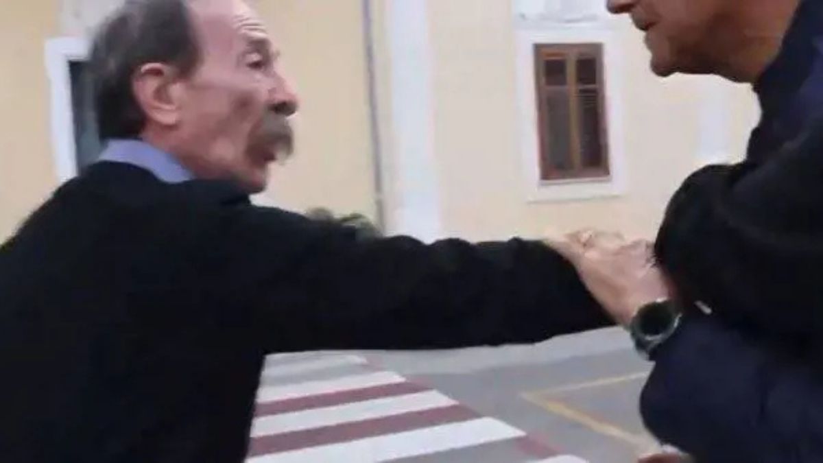 Politico italiano aggredisce un giornalista, violenza shock: poi la decisione spiazzante Politico italiano aggredisce un giornalista, violenza shock: poi la decisione spiazzante