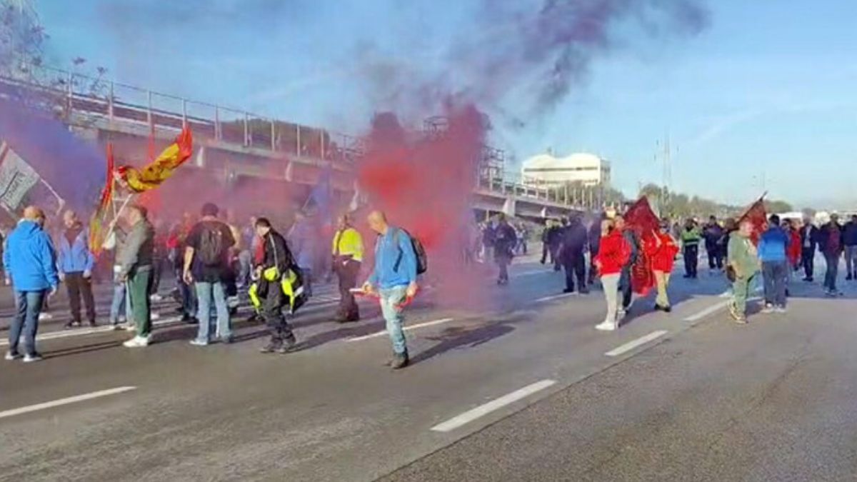 Taranto, gli operai ex Ilva occupano l’impianto. A Genova i lavoratori dormono in strada