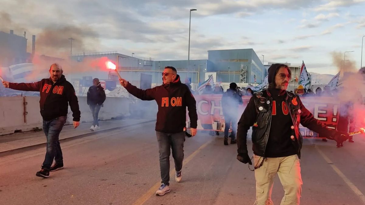 Genova, operai Ilva bloccano la strada con i mezzi pesanti: “Occupiamo la fabbrica, mille posti a rischio”
