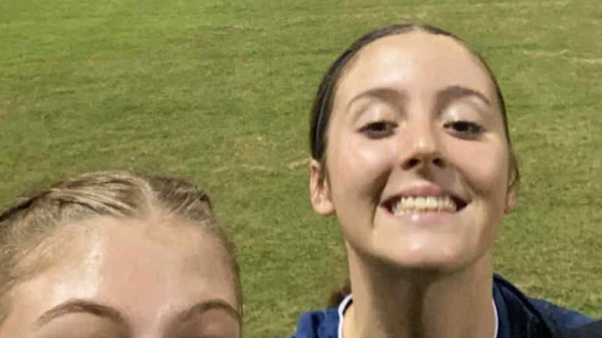 “L’ha colpita in pieno!”. Lutto nel calcio, muore in un modo assurdo sul campo “L’ha colpita in pieno!”. Lutto nel calcio, muore in un modo assurdo sul campo