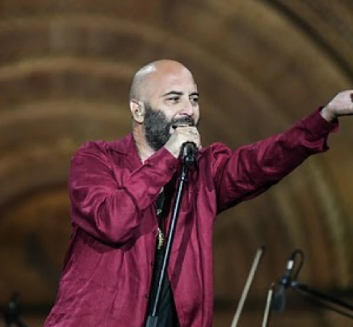 Giuliano Sangiorgi in un momento di riflessione