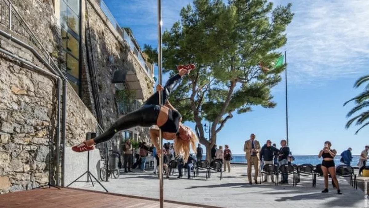 Italia, inaugura il primo palo pubblico per “pole dance”. Le proteste furiose dalle donne