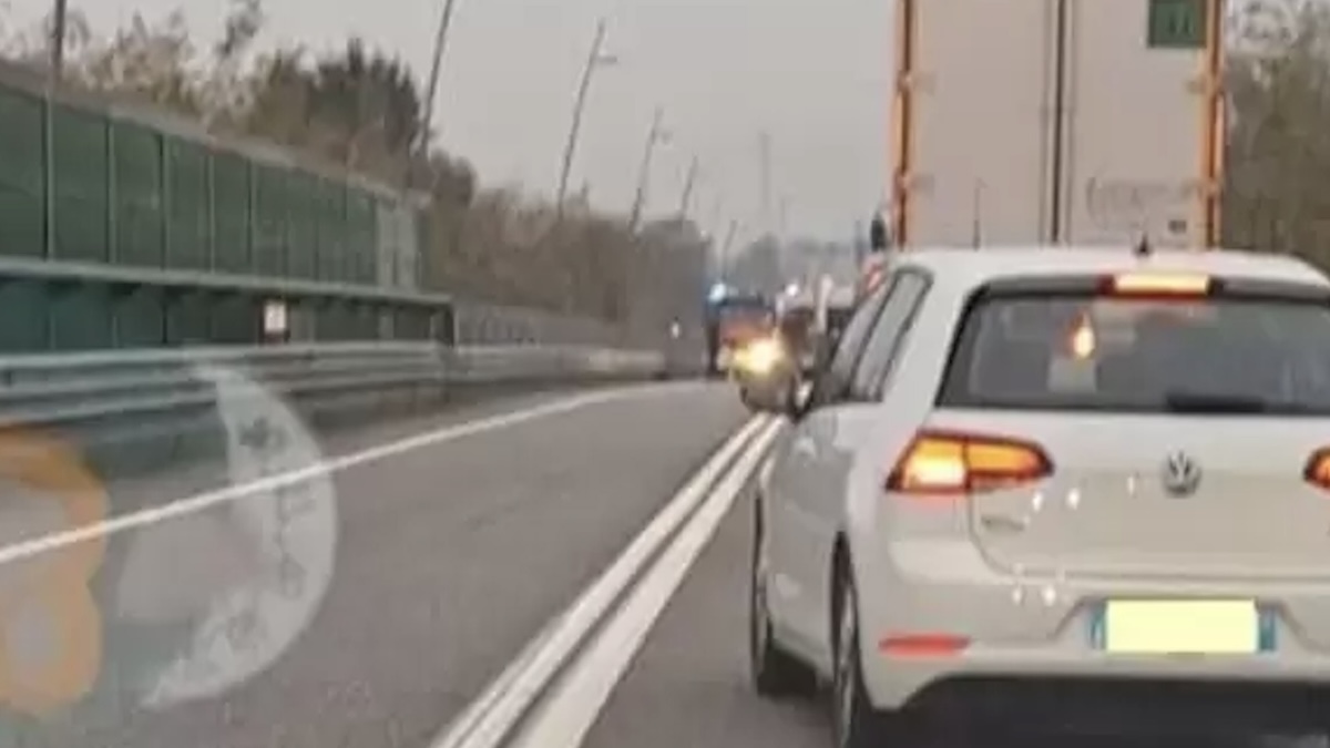 Italia, maxi incidente in mattinata: è strage. Tutto blindato e code per km Italia, maxi incidente in mattinata: è strage. Tutto blindato e code per km
