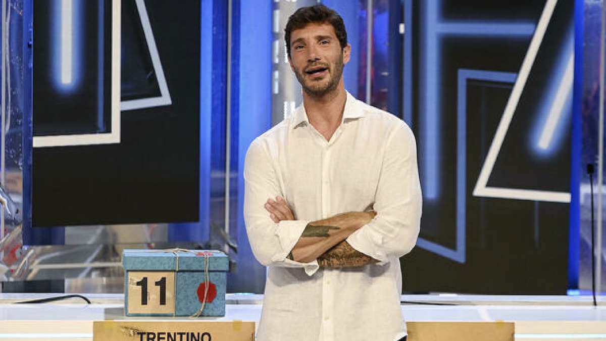 Rai 1, stop ad Affari Tuoi per una sera: De Martino cede il posto alla Nazionale