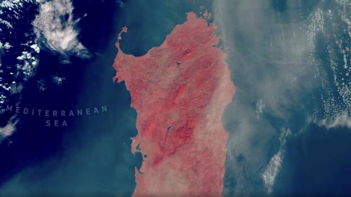 “Nube gigante”. Sardegna totalmente avvolta: cosa sta succedendo. La foto impressionante