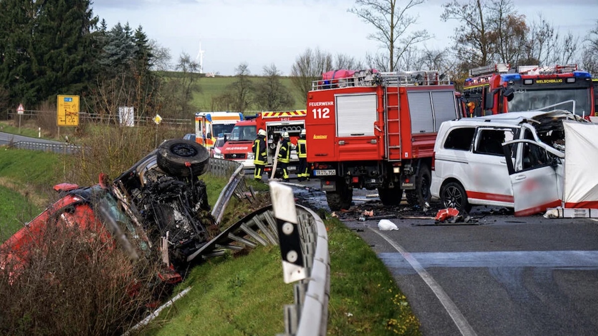 Incidente spaventoso tra camion e auto: è strage. Tra i morti anche una bimba