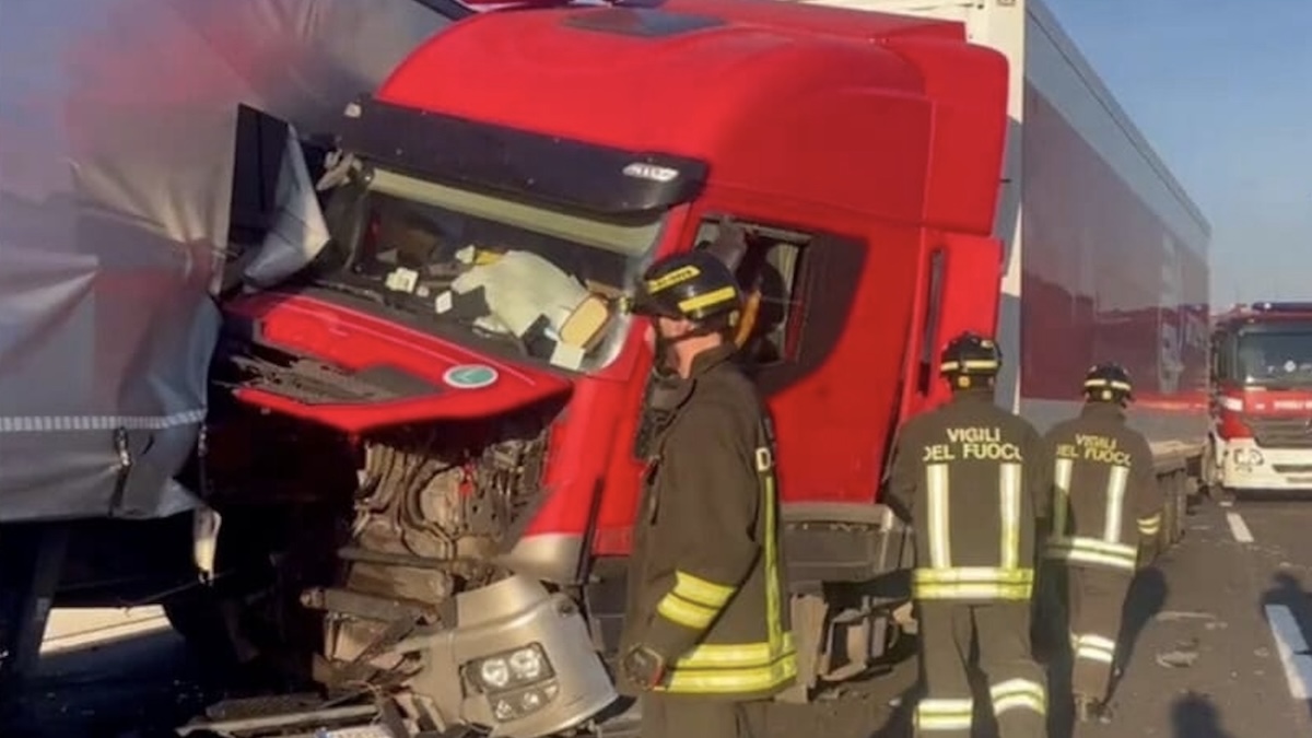 Tamponamento multiplo in autostrada, tir e auto: soccorsi e polizia sul posto. Code per km