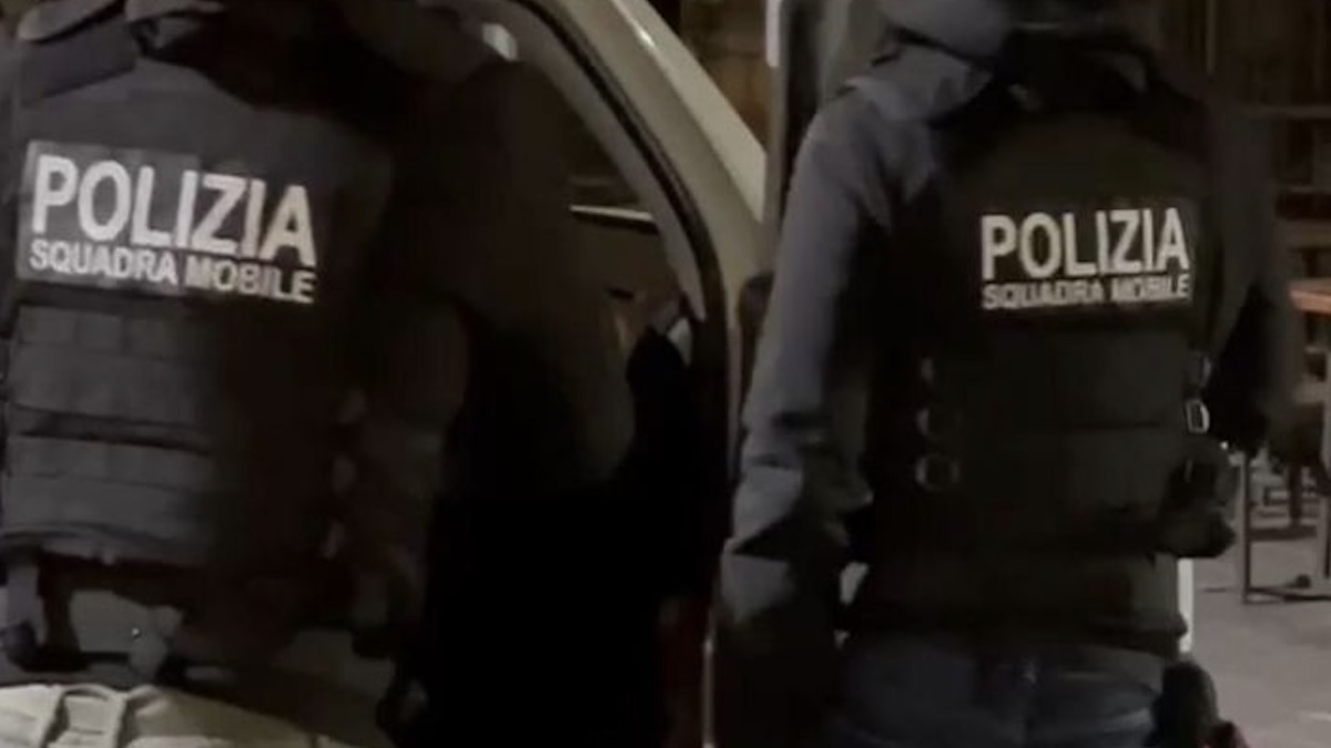 “Picchiato fuori dalla scuola elementare”. Italia, arrestato il vip dei social. Gravissimo