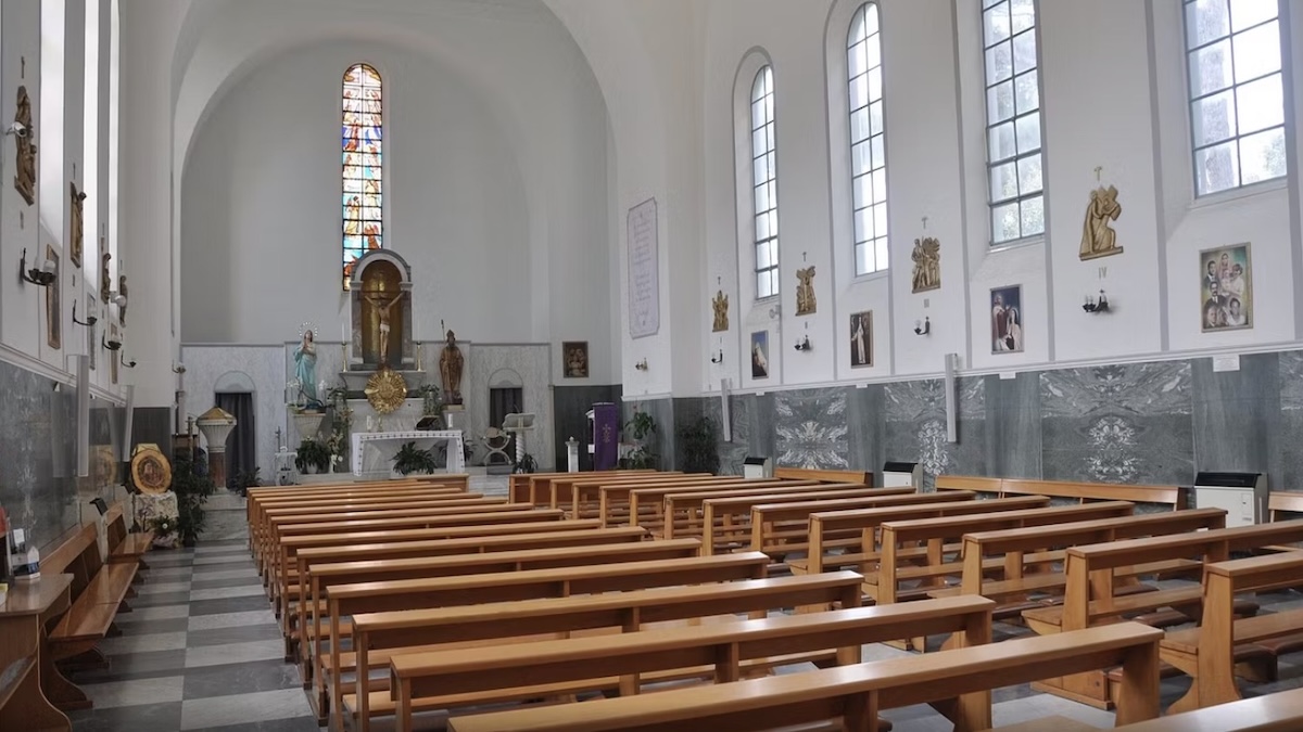 “Ma cos’è quella robaccia sull’altare?!”: scandalo nella chiesa italiana. Serve una messa di riparazione