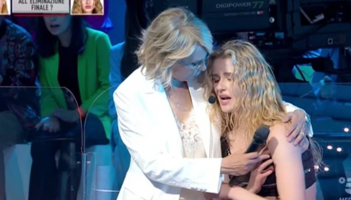 Isobel Kinnear in un momento di danza, con un'espressione energica e coinvolgente. L'immagine cattura la sua passione e dinamismo, elementi che l'hanno resa una figura amata dal pubblico di Amici e che ora la proiettano verso nuove sfide televisive.