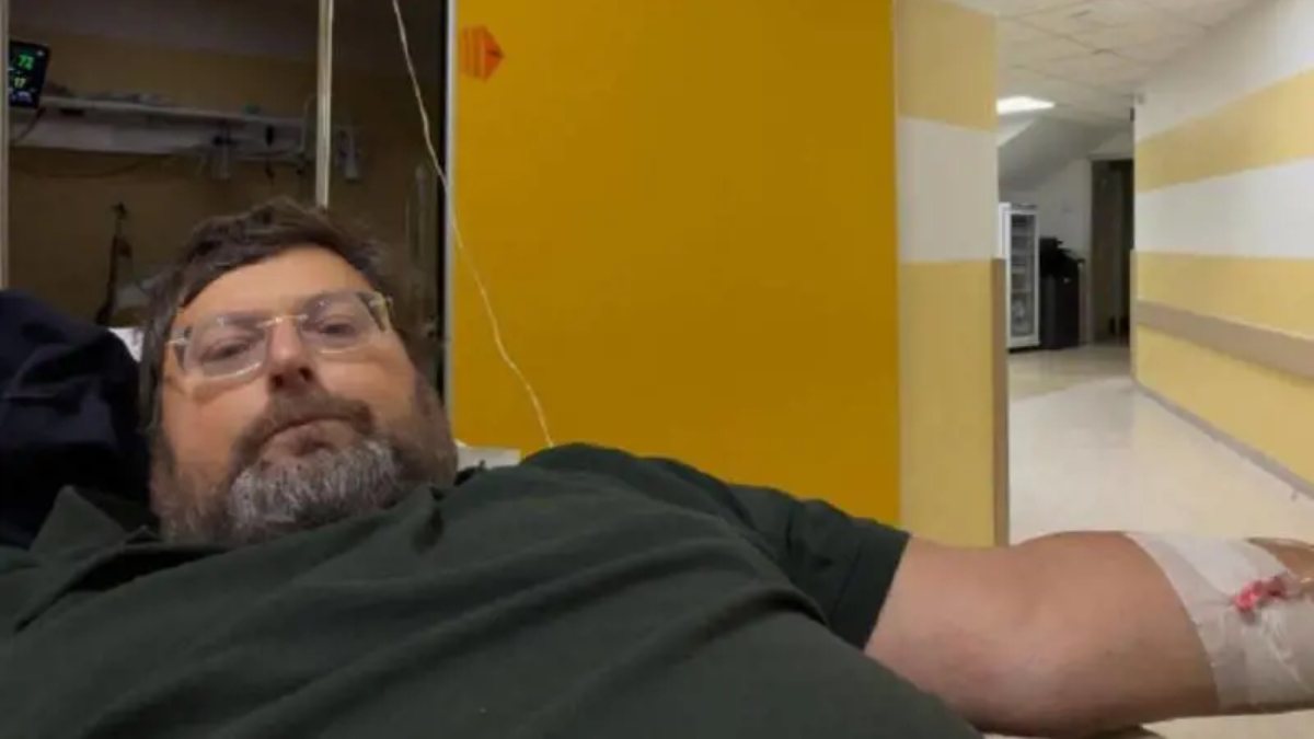 “Sono in ospedale”. Adinolfi ricoverato: è lui stesso a dare la notizia. Cosa è successo “Sono in ospedale”. Adinolfi ricoverato: è lui stesso a dare la notizia. Cosa è successo