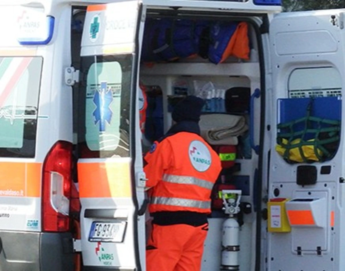 Ambulanza e soccorsi dopo l'incidente su via di Brava