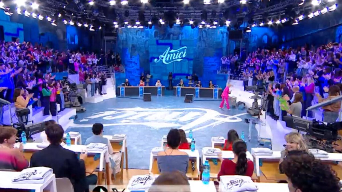 “Me ne vado”. Addio shock nella scuola di Amici, la decisione spiazza Maria De Filippi