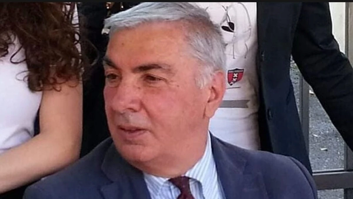 Lutto nella politica italiana, muore mentre era alla guida: addio a un punto di riferimento Lutto nella politica italiana, muore mentre era alla guida: addio a un punto di riferimento