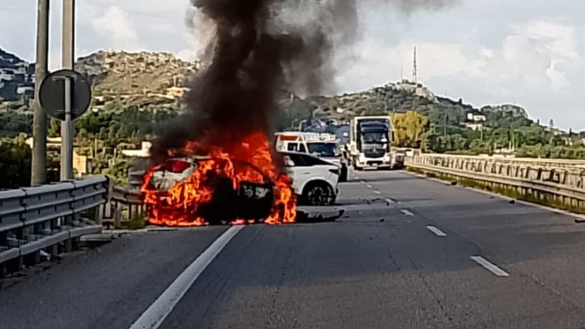 Paura in autostrada, auto in fiamme: a bordo anche bambini Paura in autostrada, auto in fiamme: a bordo anche bambini