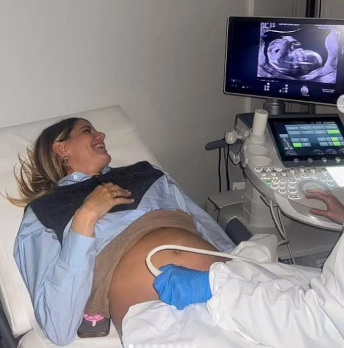 Arianna Montefiori mostra il pancione in una foto con Briga