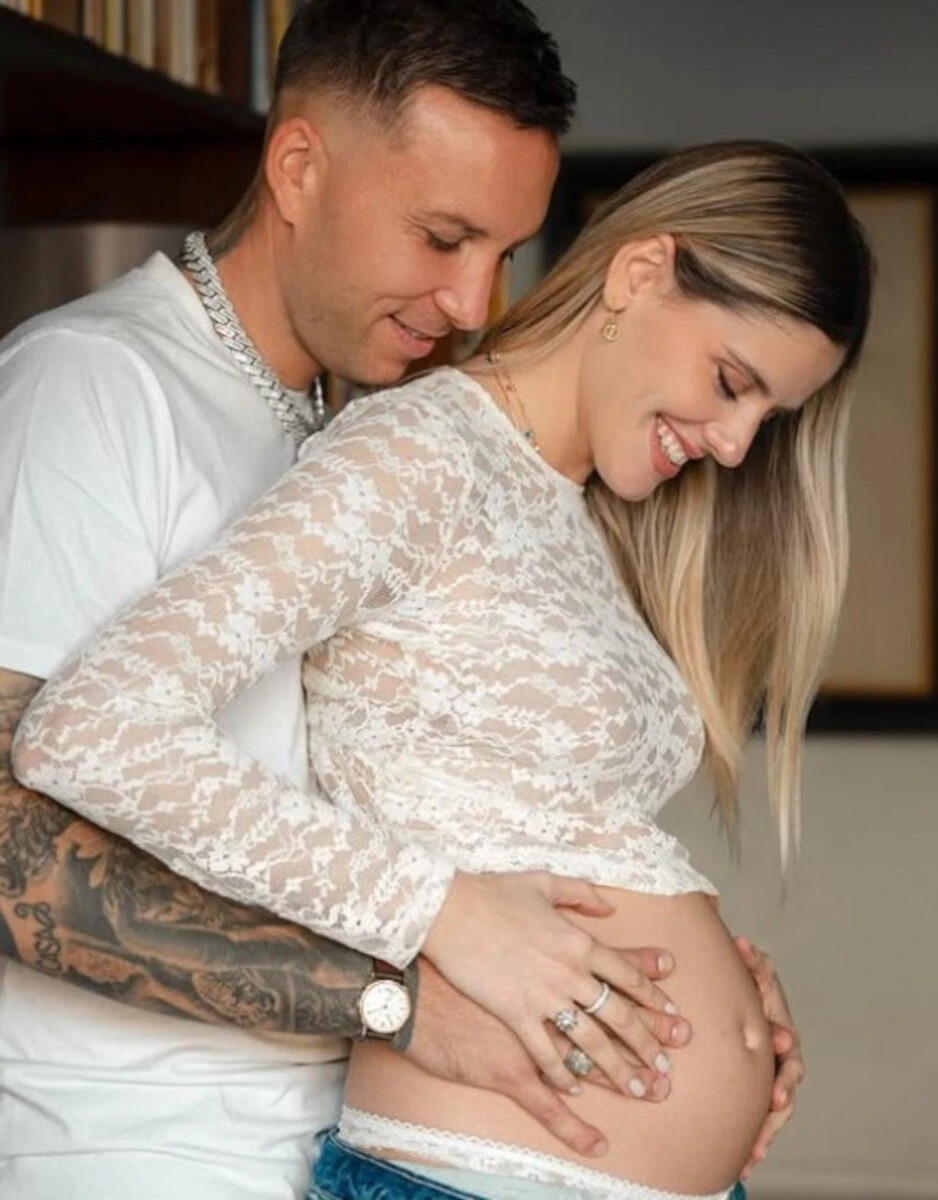 Briga e Arianna Montefiori sorridenti dopo l’annuncio della gravidanza