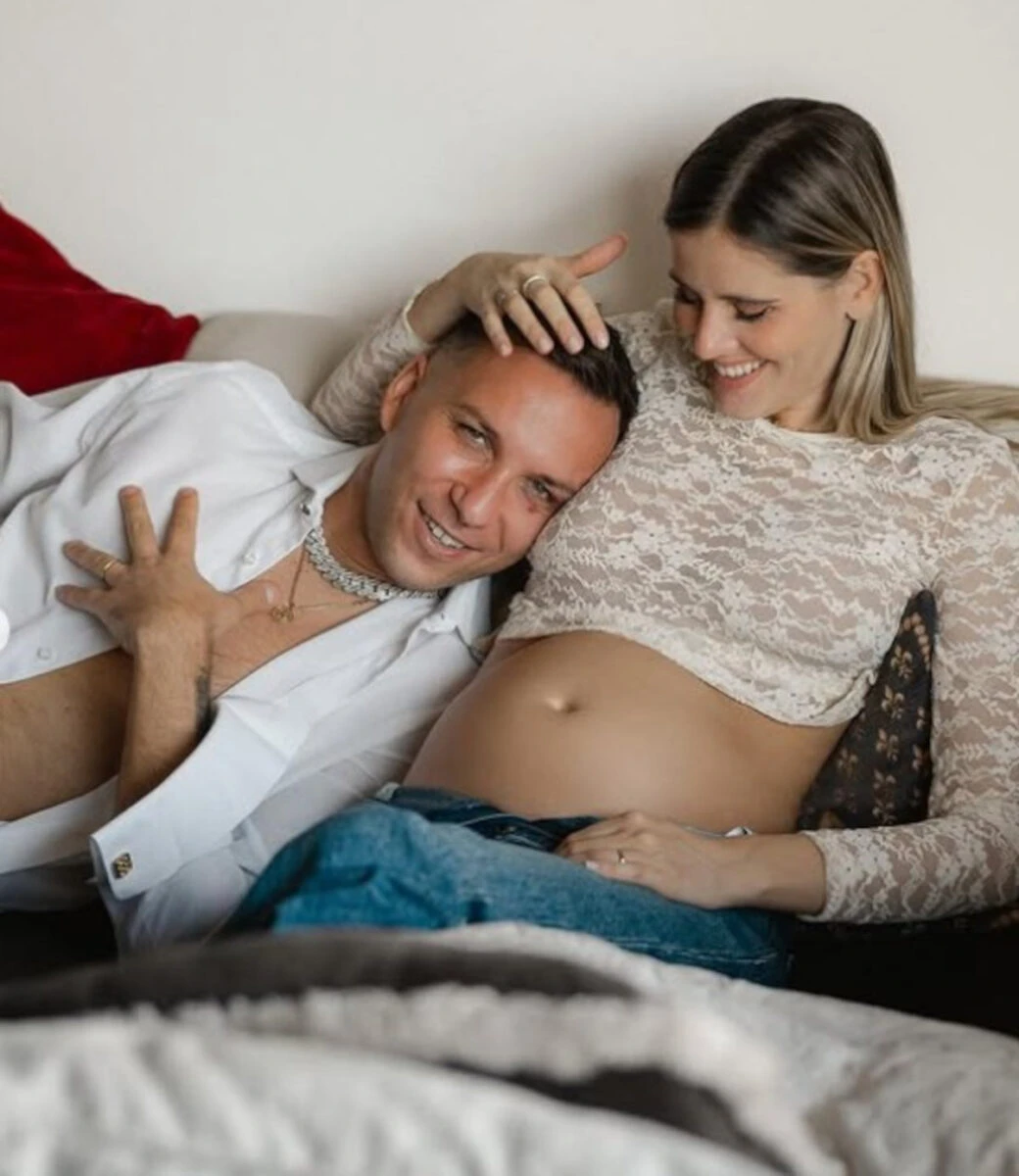 Briga accarezza il pancione della moglie Arianna Montefiori