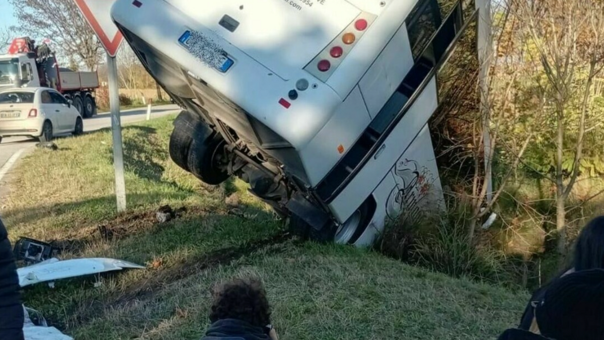 Bus scolastico si schianta e finisce in un fosso, panico totale