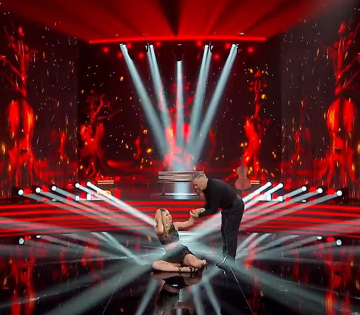 La caduta di Anastasia Kuzmina durante la coreografia di Ballando con le stelle.