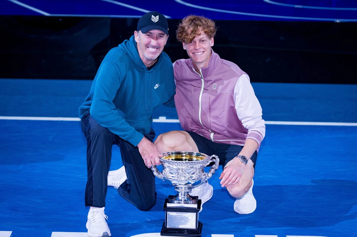 Darren Cahill e Jannik Sinner insieme dopo una vittoria