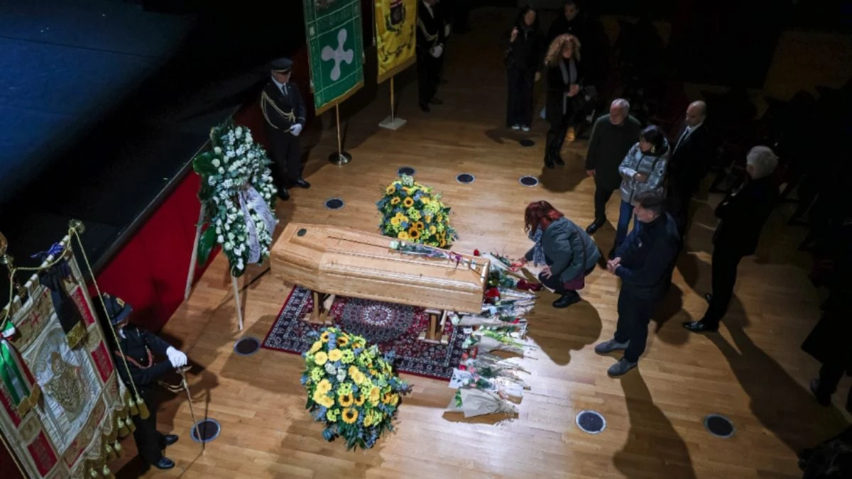 “Scusate, sto male”. Ornella Vanoni, l’attore crolla in lacrime davanti alla bara “Scusate, sto male”. Ornella Vanoni, l’attore crolla in lacrime davanti alla bara