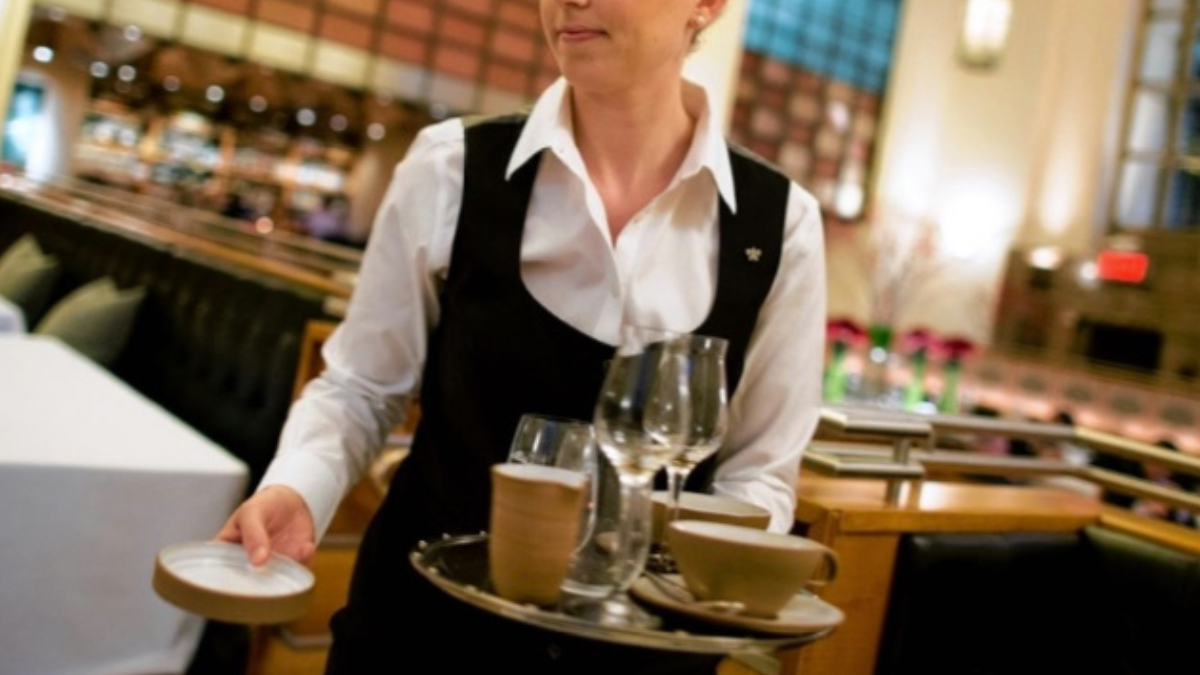 lavorava 18 ore al giorno e dormiva su un divano nel bar indagine per riduzione in schiavit249