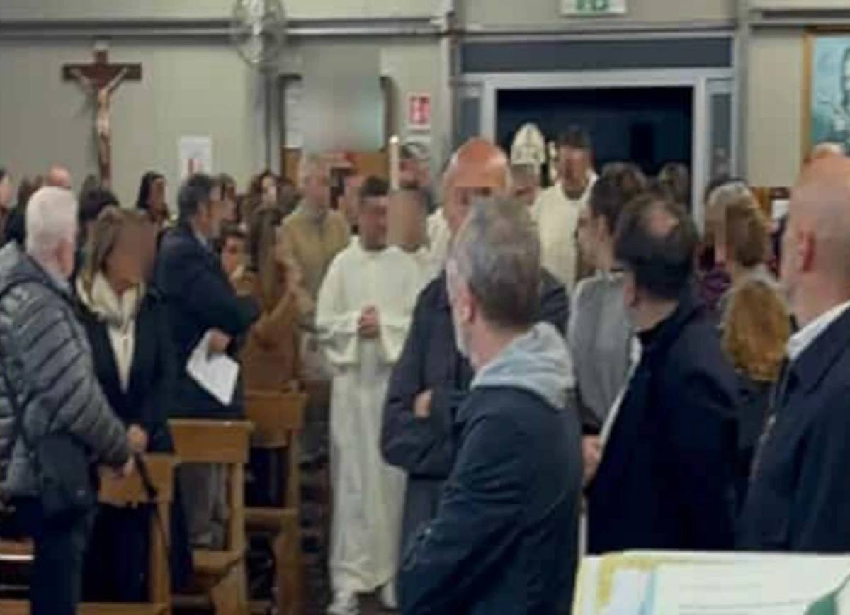 Interno della chiesa di Giugliano dove è avvenuto l'episodio