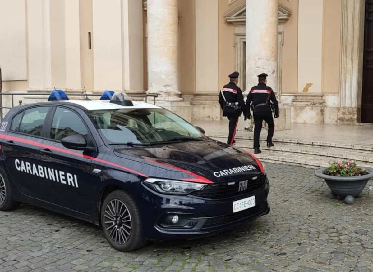 Carabinieri all'esterno di una chiesa a Giugliano