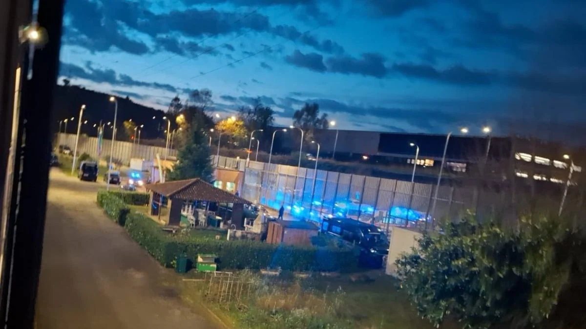 Caos nel carcere italiano, agenti feriti: rivolta in corso, la polizia circonda tutto