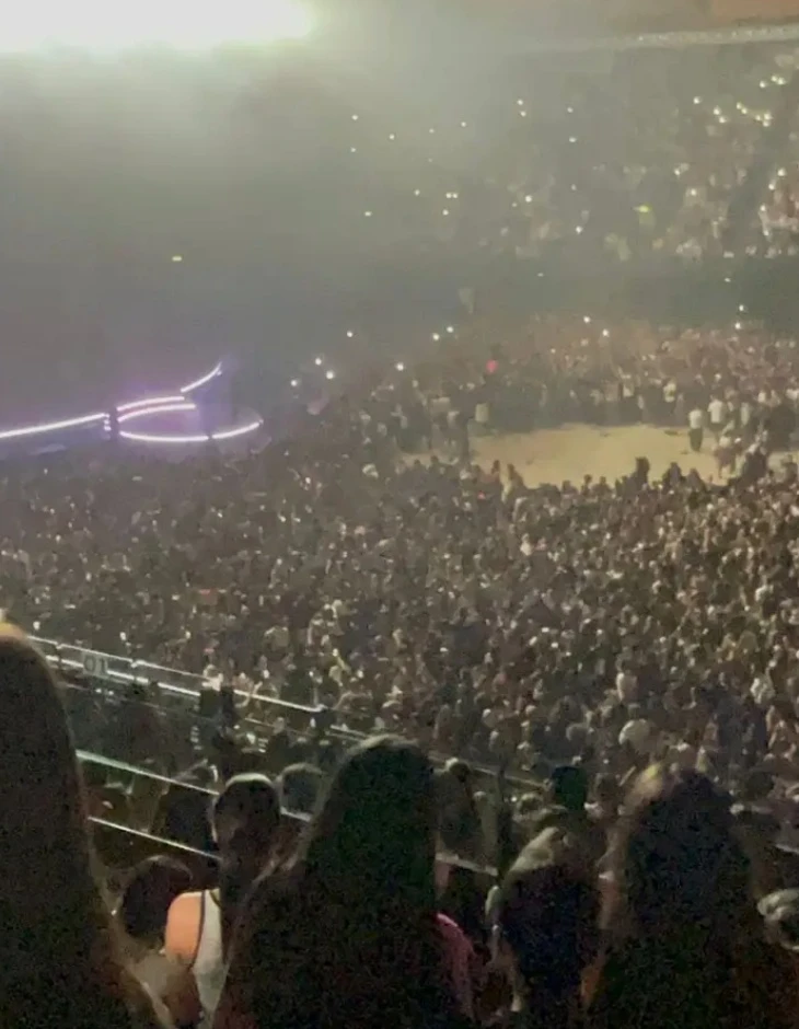 Pubblico in fuga dal concerto dopo l'incidente
