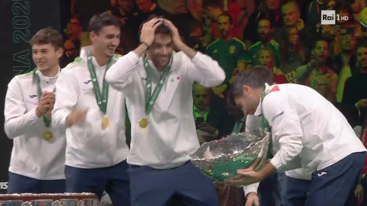 Coppa Davis, panico alla festa azzurra: l’insalatiera si sfascia, scena assurda
