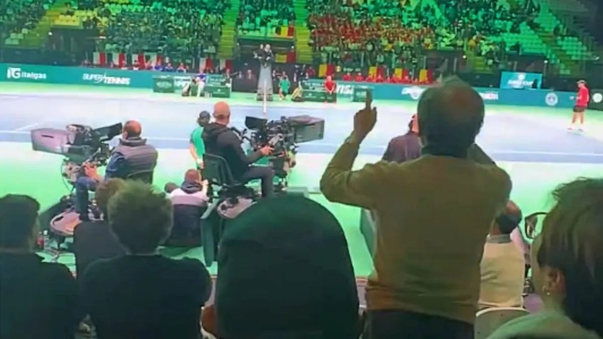 “Chiamate la polizia!”. Caos in Coppa Davis, tifoso ferma il match: cos’è successo in tribuna “Chiamate la polizia!”. Caos in Coppa Davis, tifoso ferma il match: cos’è successo in tribuna