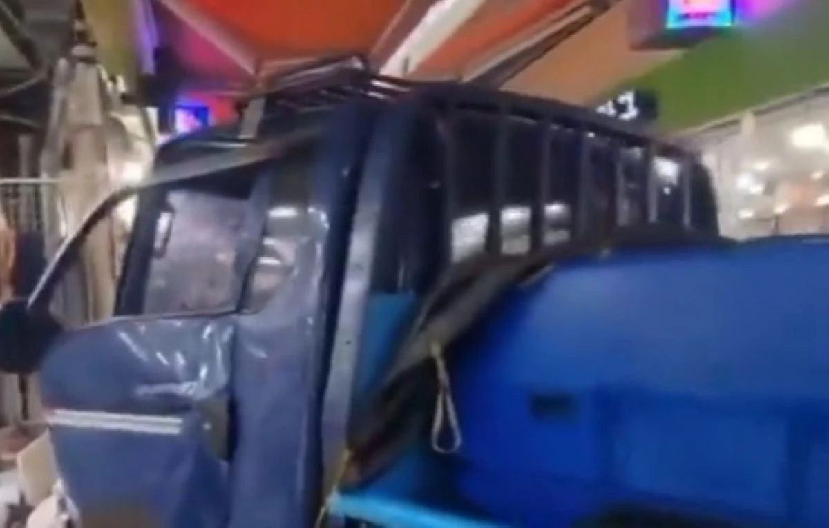 Camion a folle velocità tra le bancarelle del mercato: morti e feriti Camion a folle velocità tra le bancarelle del mercato: morti e feriti